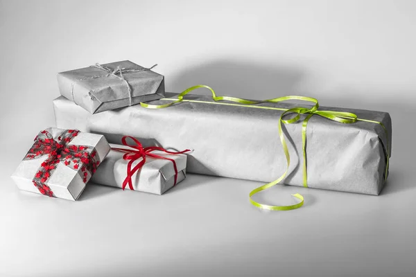 Σύνθεση του χριστουγεννιάτικο δώρο κουτιά που απομονώνονται σε γκρι — Φωτογραφία Αρχείου