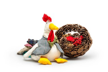 Çam kozalakları Holly Karpuzu ve el yapımı bir horoz ile bir sepet