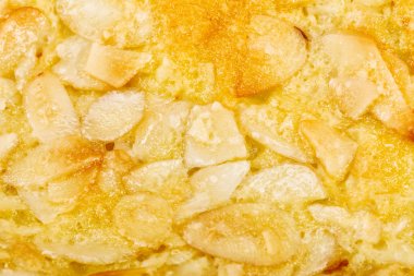 Ev yapımı badem çerez üzerinde beyaz izole