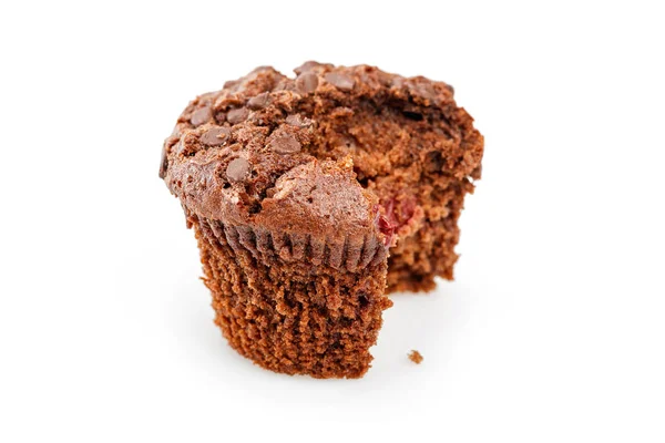 Bijten uit een stuk van kersen cupcake geïsoleerd op witte achtergrond — Stockfoto