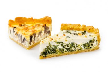 İki dilim beyaz izole ıspanak ve tavuk börek