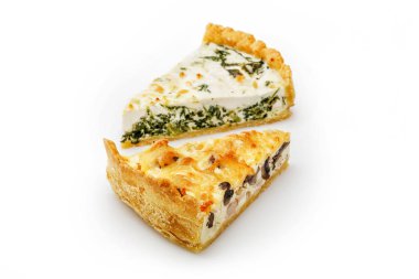 İki dilim beyaz izole ıspanak ve tavuk börek