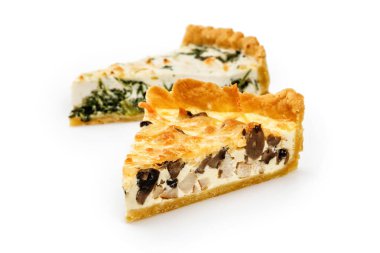 İki dilim beyaz izole ıspanak ve tavuk börek