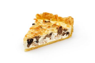 Tek bir dilim tavuk ve mantar pasta üzerinde beyaz izole kapatmak