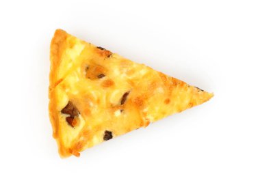 Tek bir dilim tavuk ve mantar pasta üzerinde beyaz izole kapatın. Yukarıdan görüntülemek