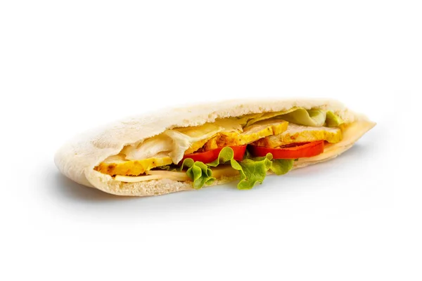 チキン、チーズ、サラダを白で隔離の詰物とパン ピタ — ストック写真