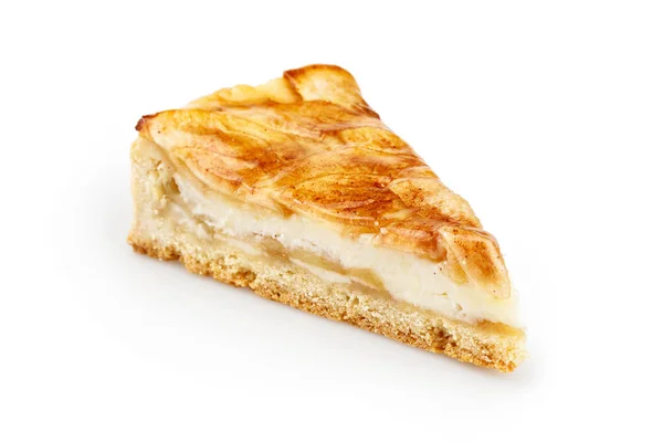 Rebanada de tarta de manzana aislada en blanco — Foto de Stock
