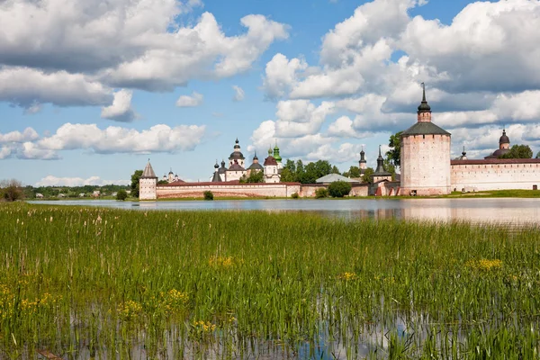 Kirillov abdij in lake — Stockfoto