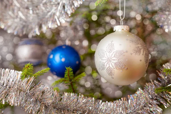 Dekoration småsak på dekorerad julgran — Stockfoto