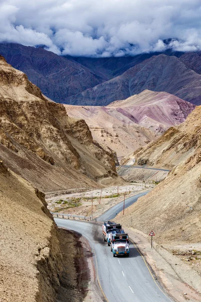 Camiões indianos na auto-estrada do Himalaia. Ladakh, Índia — Fotografia de Stock