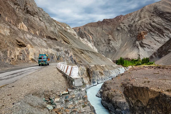 喜马拉雅山公路上的印度卡车。印度拉达克 — 图库照片