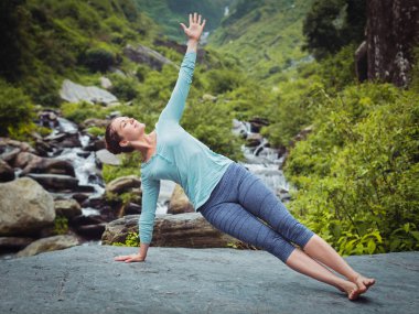 Yoga yapan kadın Vasisthasana - yan kalas pozu