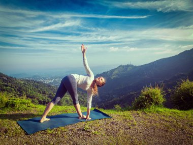 Ashtanga Vinyasa yoga yapan kadın Parivrtta trikonasana
