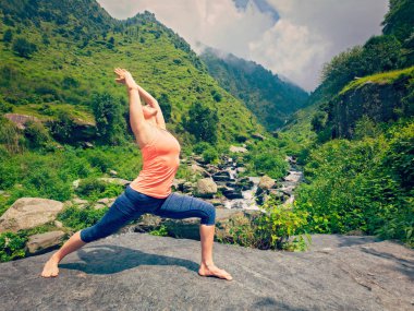 Kadın Ashtanga Vinyasa Yoga asana Virabhadrasana 1 Savaşçısı