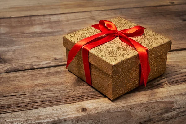 Caja de regalo con cinta roja — Foto de Stock