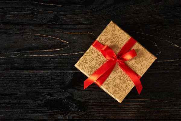 Gift box with red ribbon — Stock Photo, Image