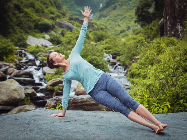 Γυναίκα που κάνει γιόγκα asana Vasisthasana - πλευρά σανίδα θέτουν σε εξωτερικούς χώρους — Φωτογραφία Αρχείου