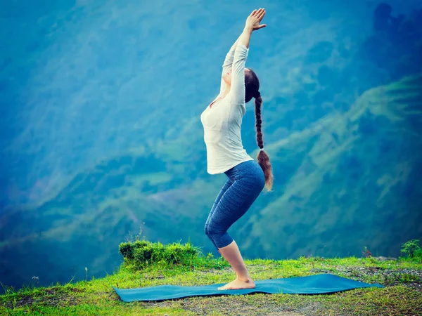 女人做瑜伽体式 Utkatasana 户外 — 图库照片