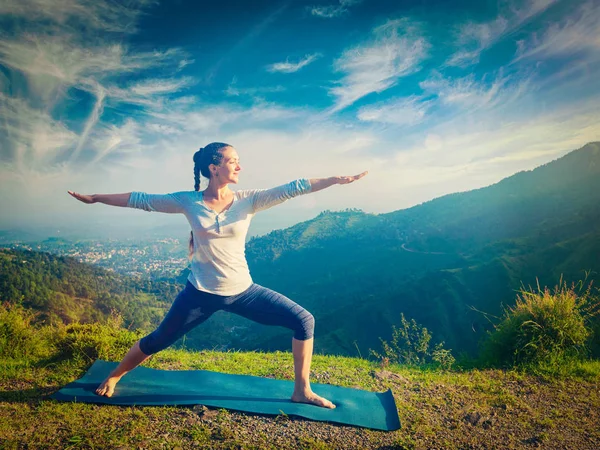 Mujer haciendo yoga asana Virabhadrasana 2 - Guerrero posan al aire libre —  Fotos de Stock