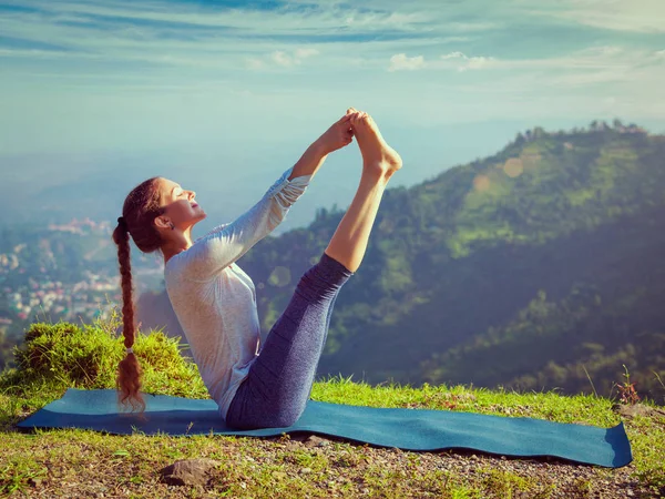 Mulher fazendo Ashtanga Vinyasa Yoga asana ao ar livre — Fotografia de Stock