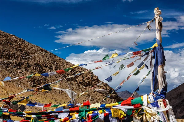 Budist dua bayrakları lungta — Stok fotoğraf