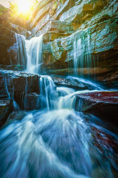 Tropiskt vattenfall med solstrålarna — Stockfoto