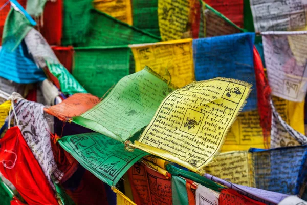 Gebetsfahnen des tibetischen Buddhismus lungta — Stockfoto