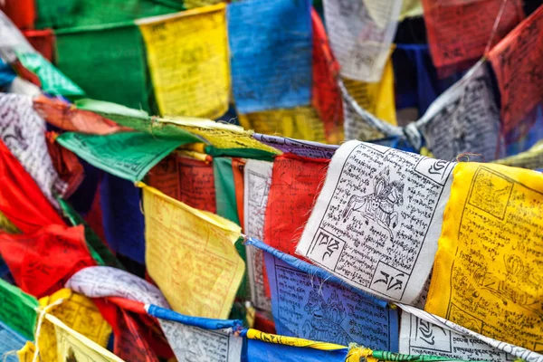 Tibetansk buddhism bön flaggor lungta — Stockfoto