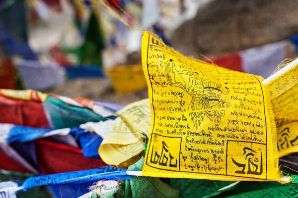 Tibetansk buddhism bön flaggor lungta — Stockfoto