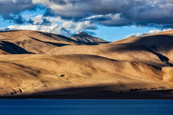 Himalayas and Lake Tso Moriri on sunset. Ladakh — Stock Photo, Image