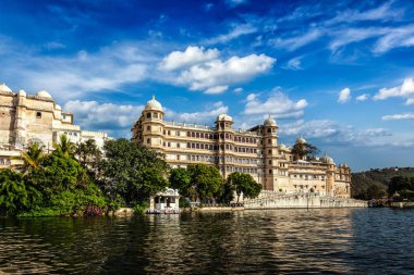 City Palace göletten. Udaipur, Rajasthan