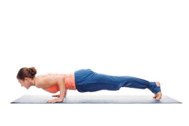 Ashtanga kursuna katıldıktan sonra Vinyasa Yoga asana geçiyoruz Dandasana yapıyor kadın