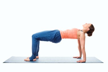 Ashtanga kursuna katıldıktan sonra Vinyasa Yoga asana Purvottanasana yapıyor kadın