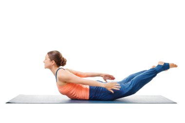 Ashtanga kursuna katıldıktan sonra Vinyasa Yoga asana Salabhasana yapıyor kadın