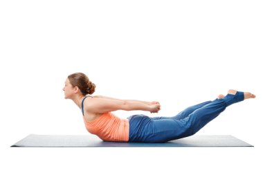 Ashtanga kursuna katıldıktan sonra Vinyasa Yoga asana Salabhasana yapıyor kadın