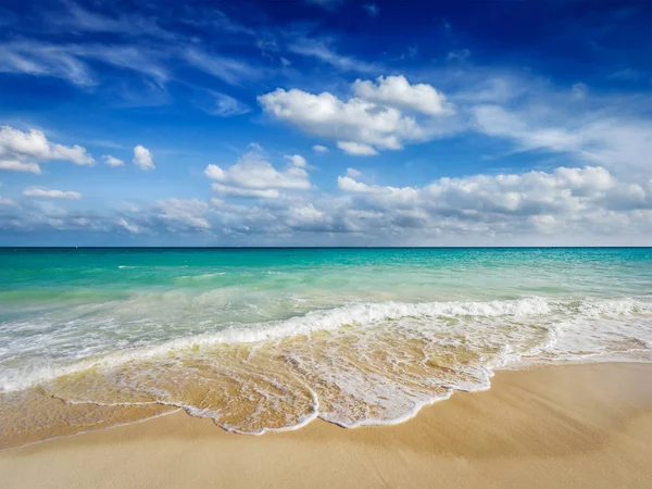 ビーチ、カリブ海の海の波 — ストック写真