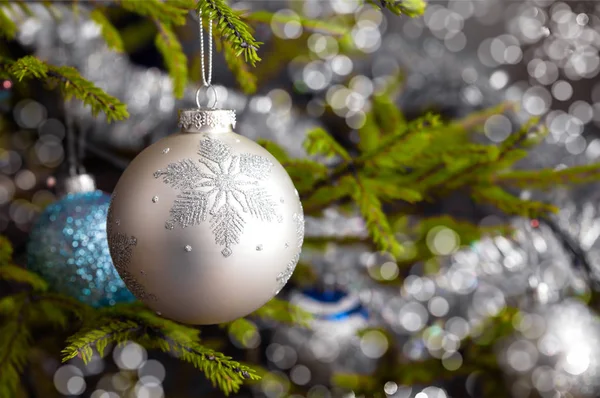 Decoratie bauble op versierde kerstboom — Stockfoto