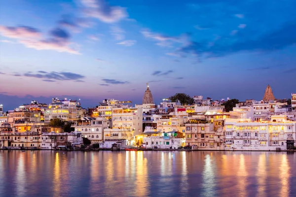 Evening view of  illuminated houses on lake Pichola in Udaipur — Stock Photo, Image