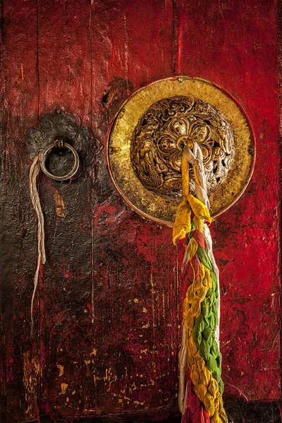 Дверна ручка тибетських буддійських монастир — стокове фото