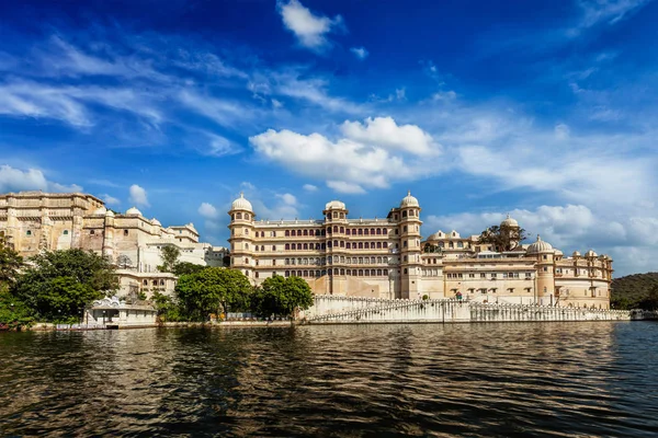 City Palace göletten. Udaipur, Rajasthan — Stok fotoğraf