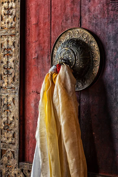 Gates'in içinde Thiksey gompa, Ladakh, Hindistan kapı kolu — Stok fotoğraf