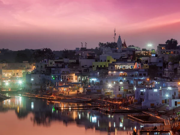 Kutsal Puskhar Gölü ve gece kasabada Pushkar ghats — Stok fotoğraf