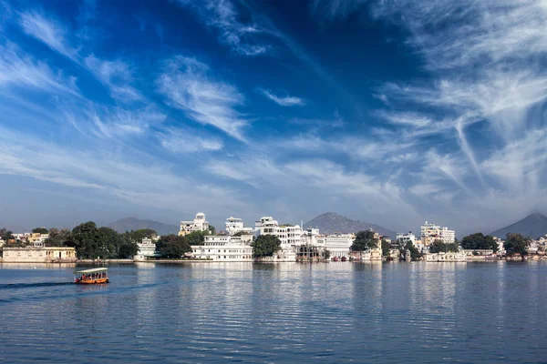 Danau Pichola, Udaipur dengan perahu wisata, Rajasthan, India — Stok Foto