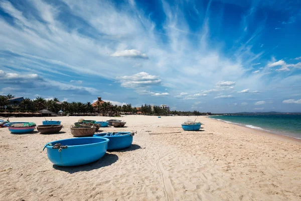 Łodzie rybackie na plaży. MUI ne, Wietnam — Zdjęcie stockowe