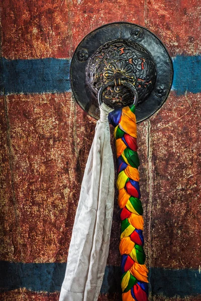 Maçaneta da porta de portões no mosteiro budista tibetano Thiksey gompa — Fotografia de Stock