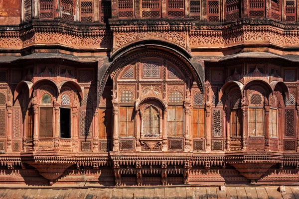 Ventanas talladas decoradas en Rajastán, India — Foto de Stock