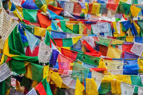 Buddismo tibetano bandiere di preghiera lungta — Foto Stock