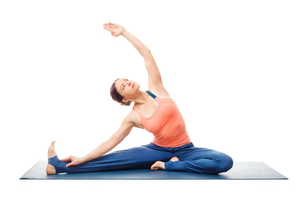 Sporty fit yogini mulher pratica ioga asana parivrtta janu sirs — Fotografia de Stock
