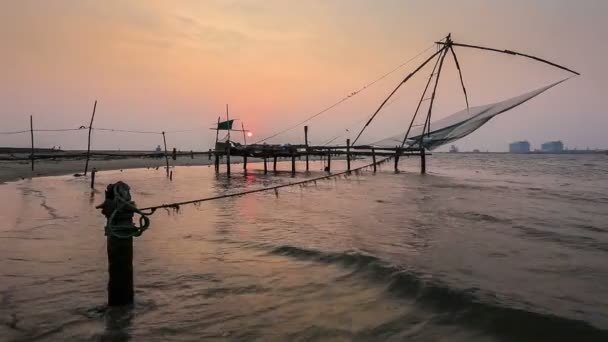 Chinese fishnets op zonsondergang. Fort Kochin, Kochi, Kerala, India — Stockvideo
