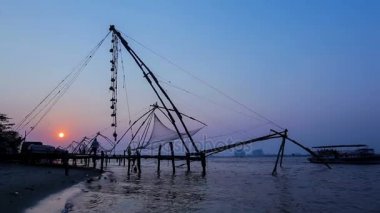 günbatımı üzerinde Çince file çorap. Fort Kochin, Kochi, Kerala, Hindistan